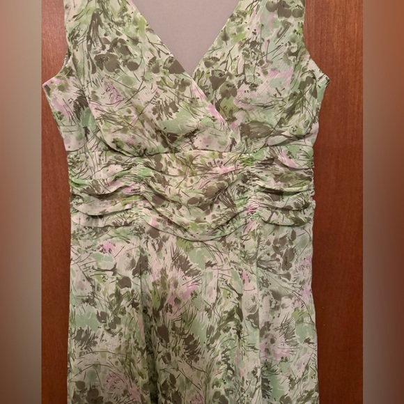 Beautiful Dress Barn Woman’s V-Neck Dress, Size 12 - Picture 2 of 3